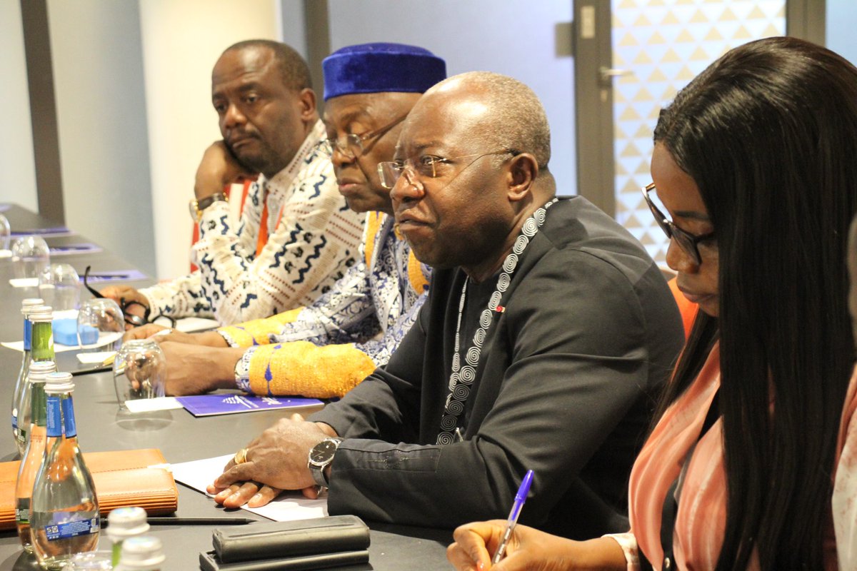 RwandaLocalGov's tweet image. On the sidelines of #CLGC2023, Minister @JCMusabyimana also met with Hon. Georges Elanga Obam, Minister of Decentralisation and Local Gov’t in Cameroon and his delegation.

They exchanged on decentralisation implementation framework, Rwanda&apos;s decentralisaton levels, LG autonomy…