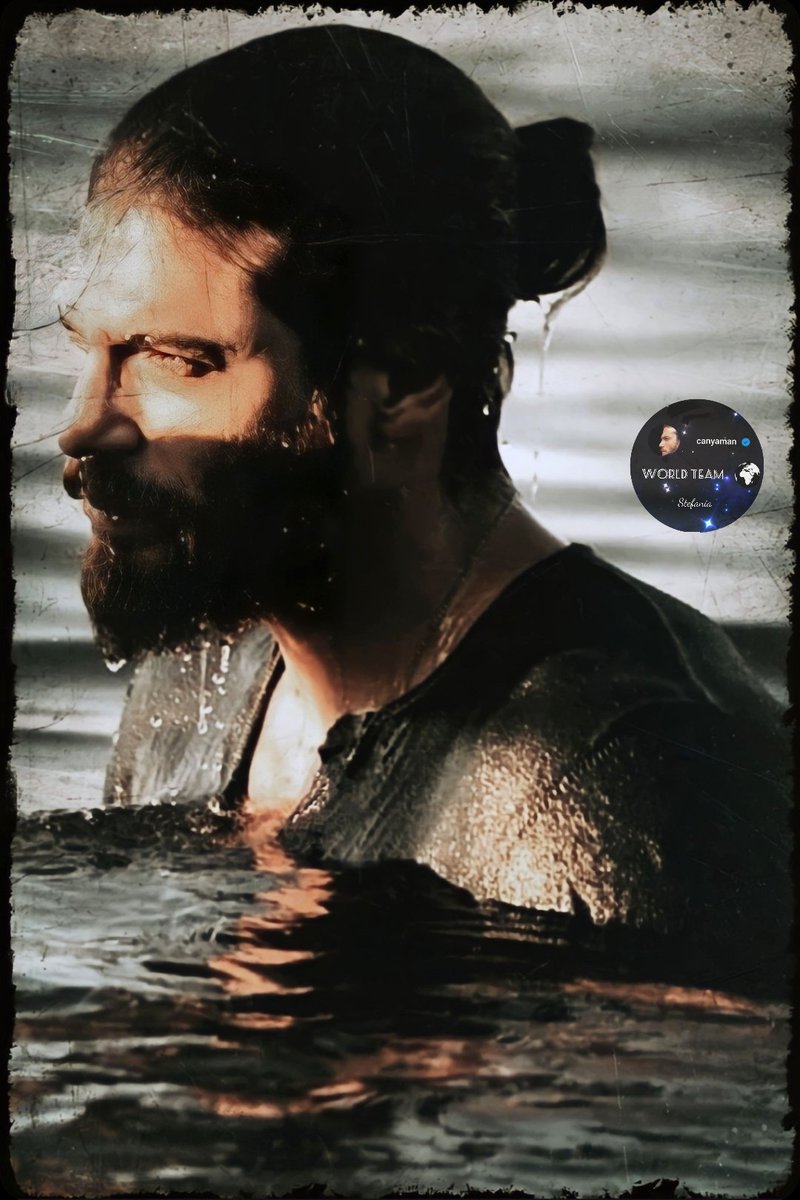 KtuKral1's tweet photo. “Disegnavo cerchi nell'acqua nei miei giorni di immensa solitudine. Speravo che almeno quelle onde arrivassero dove non arrivava mai il mio sogno di starti accanto.
Dio! Quanto era bello immaginarti con me prima che i cerchi si appiattissero, come sempre, in una calma atroce.” https://t.co/GFxHXzp521