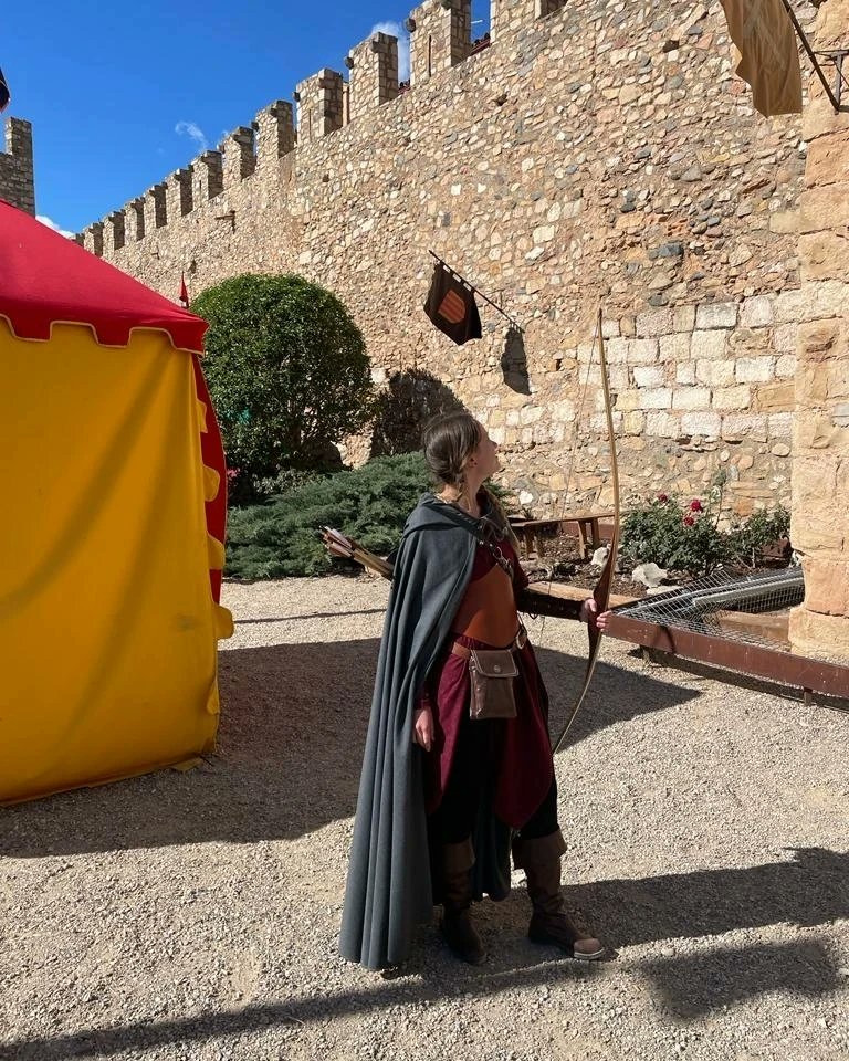 Con mucha ilusión he podido conocer a Pedro Urvi, autor del Sendero del Guardabosques. Una saga que me ha abierto las puertas de mi imaginación y con la que he pasado muchas horas de mi vida.
Orgullosa de tener la apariencia de Ingrid pero personalidad de Nilsa.
¡Muchas gracias!