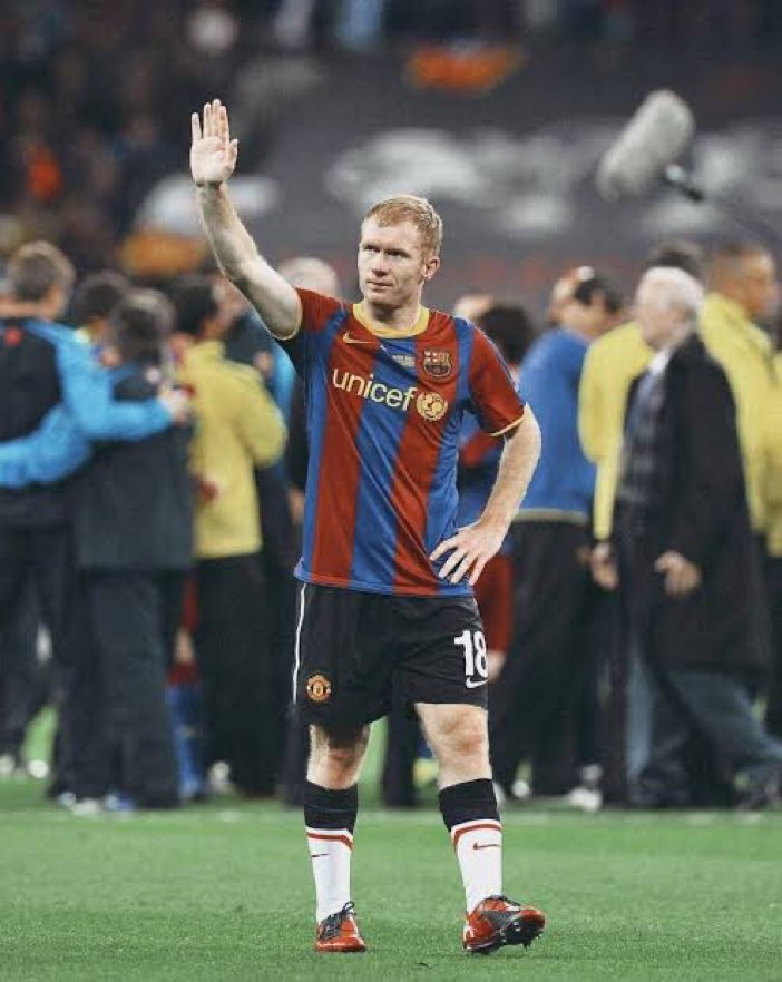 futnostalgico's tweet photo. Paul Scholes vestindo a camisa do Barcelona após a final da Champions em 2011.

Ele tinha lugar naquele meio campo histórico do Barça? 🤔

Nostálgico! https://t.co/4CO2l16qZh