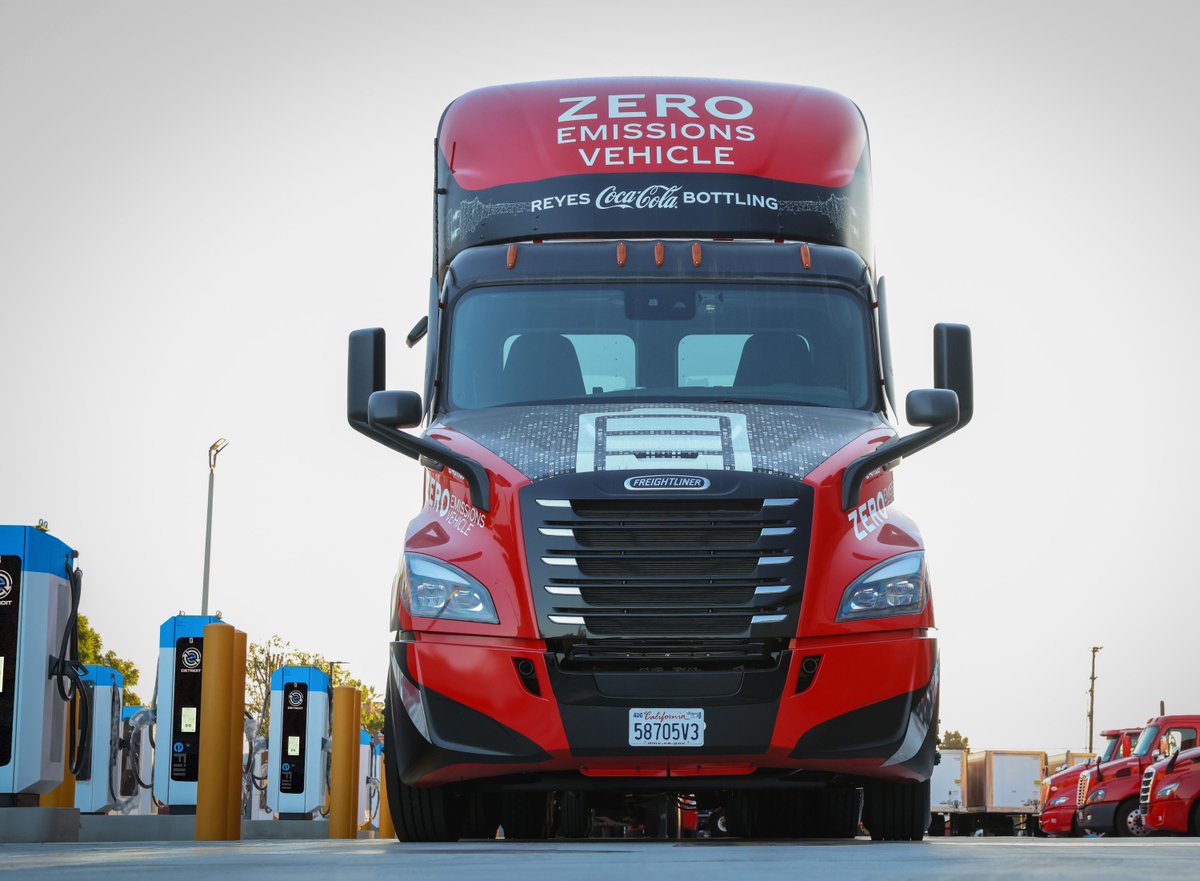 Reyes Coca-Cola Bottling will soon add 20 zero-emission eCascadias to its California fleet, leading to a yearly reduction of 40,000 gallons of diesel fuel. Learn more at bit.ly/3MHr84T