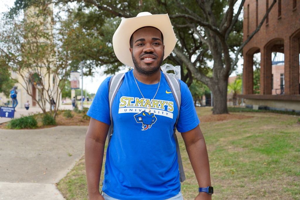 StMarysU's tweet image. All Smiles for Spirit Thursday! 💙💛 #StMU  #spiritthursday