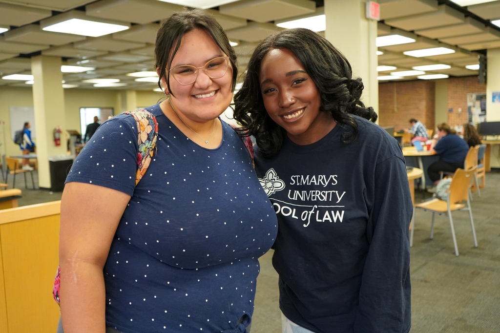 StMarysU's tweet image. All Smiles for Spirit Thursday! 💙💛 #StMU  #spiritthursday