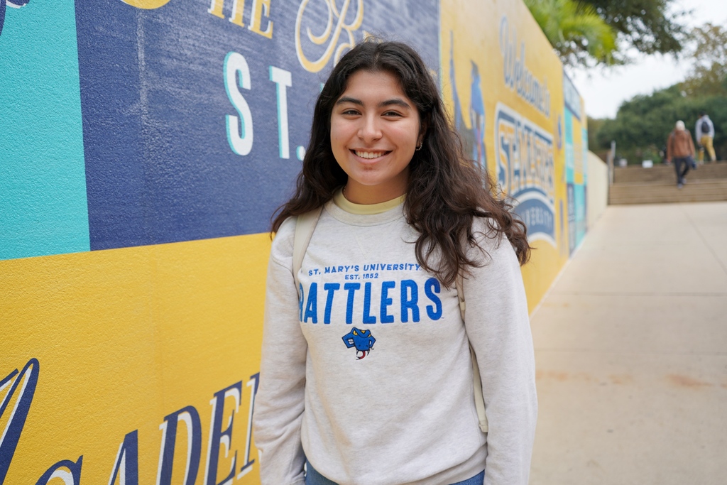 StMarysU's tweet image. All Smiles for Spirit Thursday! 💙💛 #StMU  #spiritthursday