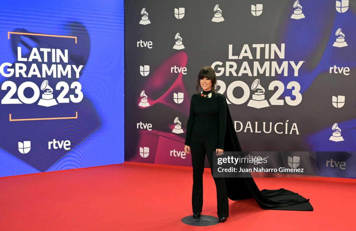 idolsstayme's tweet photo. Vanesa Martín en la alfombra roja de los #LatinGRAMMY ✨ https://t.co/jEoxAESyo9