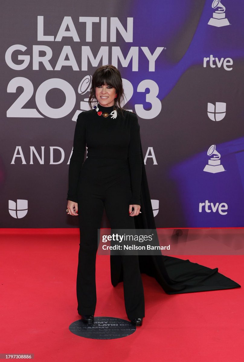 idolsstayme's tweet photo. Vanesa Martín en la alfombra roja de los #LatinGRAMMY ✨ https://t.co/jEoxAESyo9