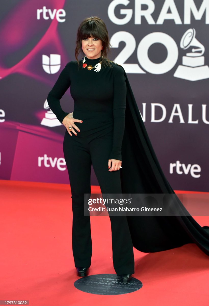 idolsstayme's tweet photo. Vanesa Martín en la alfombra roja de los #LatinGRAMMY ✨ https://t.co/jEoxAESyo9