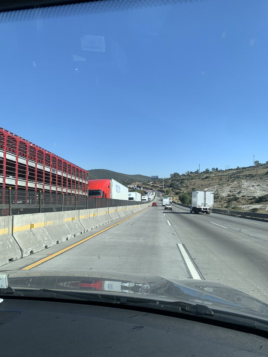pipovic's tweet photo. @lopezdoriga @capufe
Sigue el bloqueo mexico-Queretaro 
Más de 50km https://t.co/133CCBrpBW