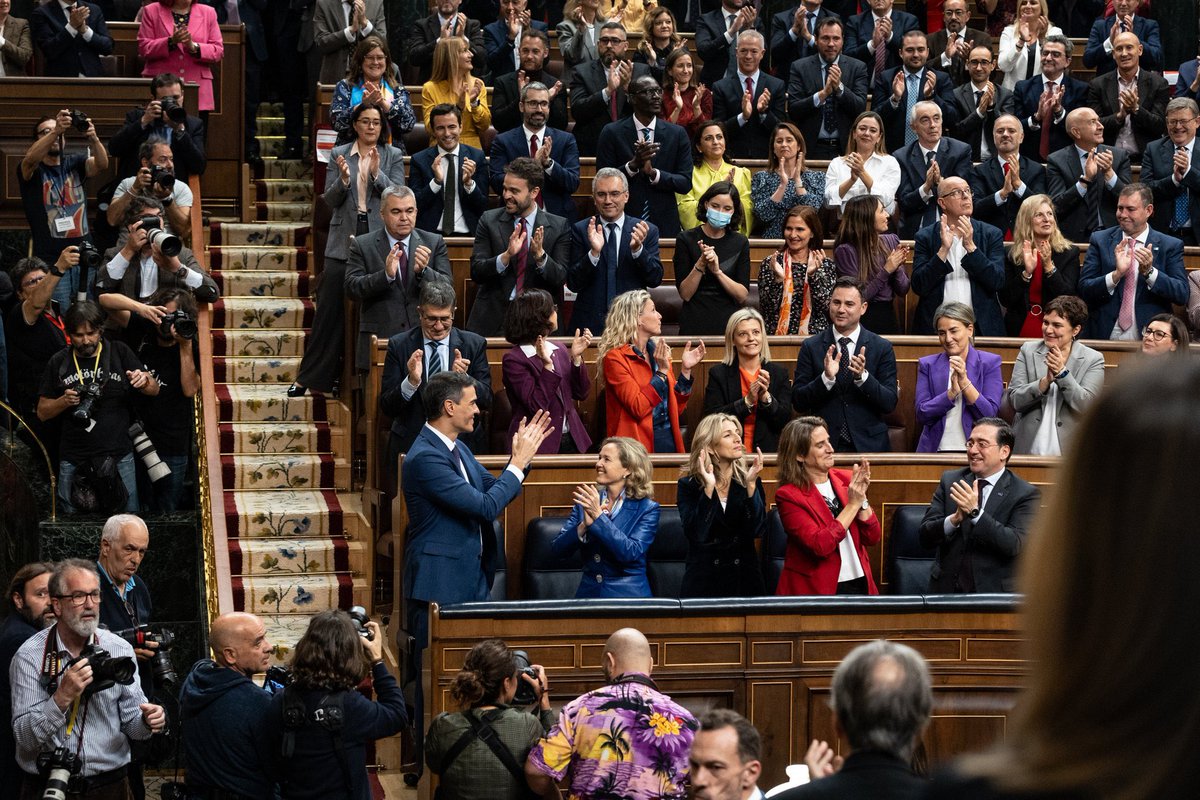 Hoy comienza una nuevo gobierno  progresista para seguir avanzando económicamente y consolidar y poner en marcha derechos. Enhorabuena, presidente <a href="/sanchezcastejon/">Pedro Sánchez</a>!