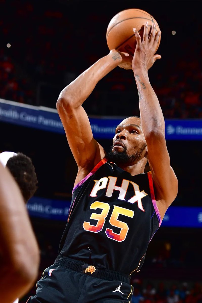 Kevin Durant this season:

30.1 PPG
7.0 RPG
4.7 APG
1.2 BPG
51% FG
45% 3P
86% FT

35 years old in his 16th season. 🔥🔥