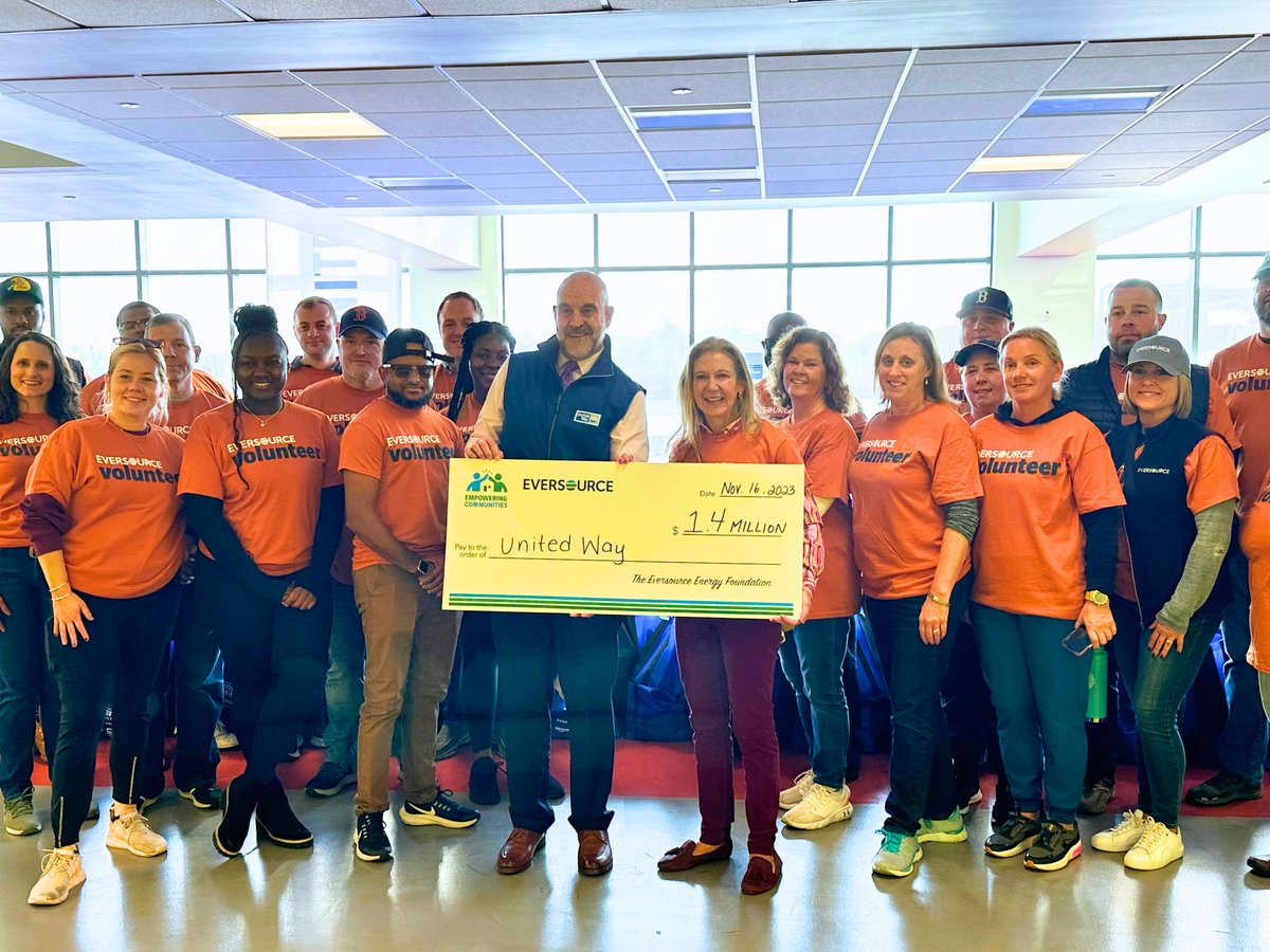 UnitedWayMABay's tweet photo. Thank you @EversourceEnergy for your partnership and for your amazing staff! We appreciate everyone's hard work at #UWMBGratitude today! More about the Gratitude Project https://t.co/uE7bMjwpvd https://t.co/X16v3g1Pwt