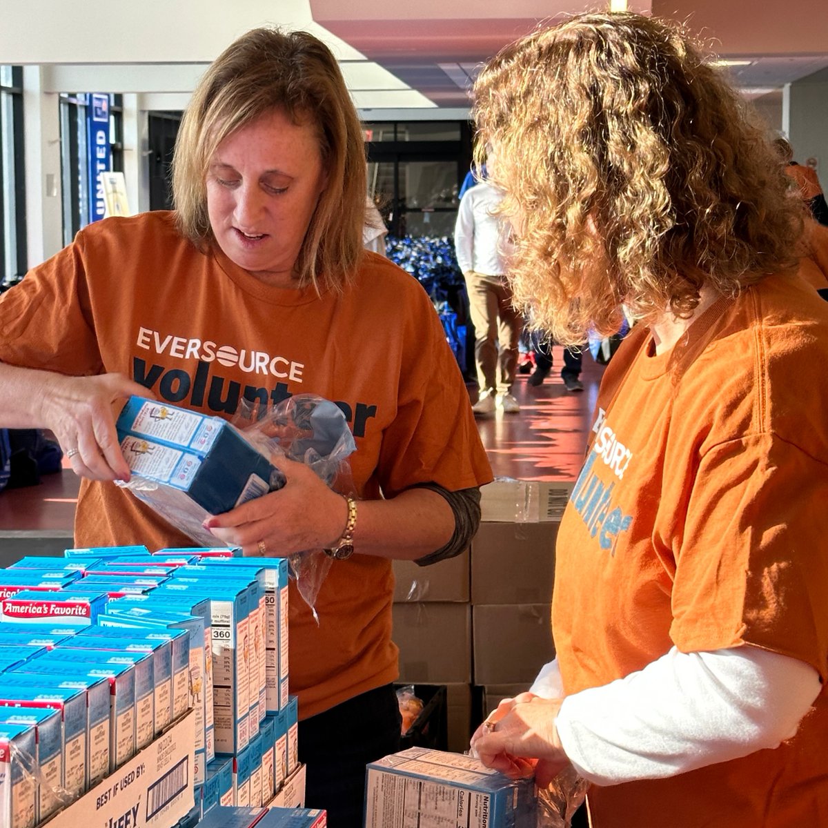 UnitedWayMABay's tweet photo. Thank you @EversourceEnergy for your partnership and for your amazing staff! We appreciate everyone's hard work at #UWMBGratitude today! More about the Gratitude Project https://t.co/uE7bMjwpvd https://t.co/X16v3g1Pwt