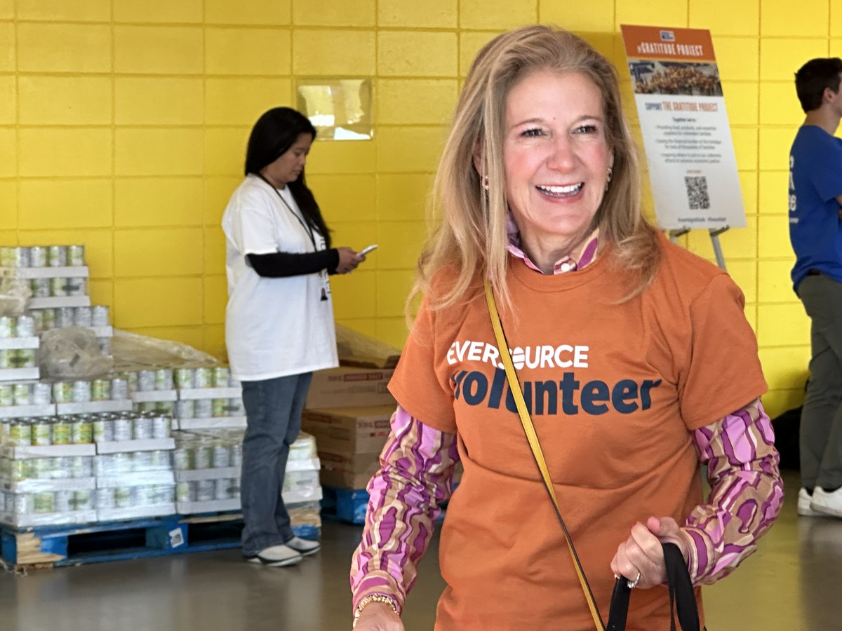 UnitedWayMABay's tweet photo. Thank you @EversourceEnergy for your partnership and for your amazing staff! We appreciate everyone's hard work at #UWMBGratitude today! More about the Gratitude Project https://t.co/uE7bMjwpvd https://t.co/X16v3g1Pwt