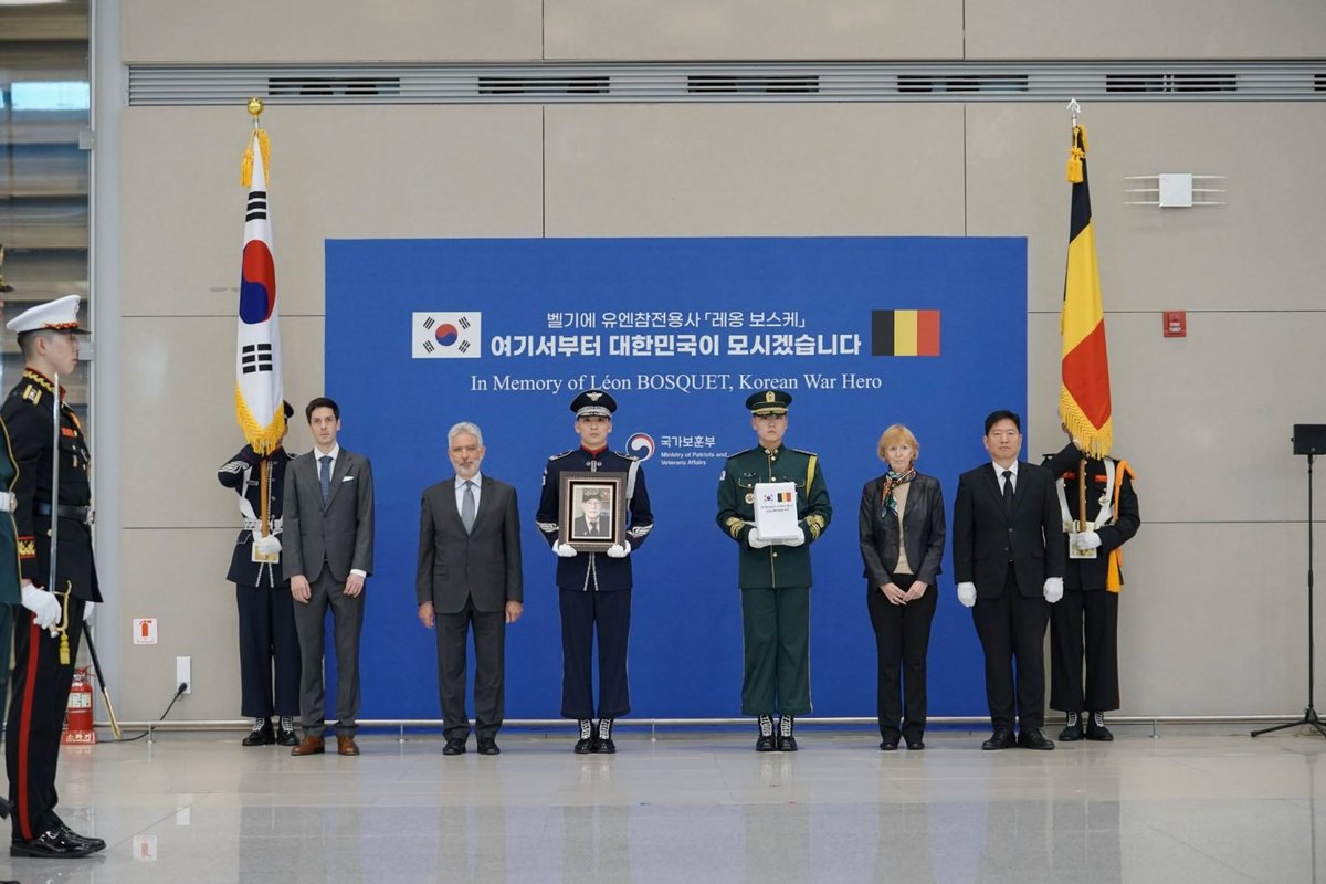 BelgiumDefence's tweet photo. Première inhumation d’un vétéran belge 🇧🇪 en Corée du Sud 🇰🇷 https://t.co/dKNaoTskY2 https://t.co/aj9FnuT8IN