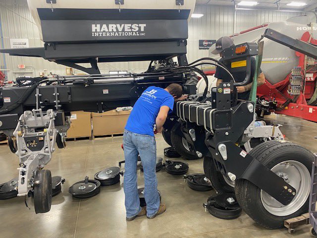 BottomLineSolu1's tweet photo. SHOP work today ~ A new Harvest International PB series 1 bar 12r30 getting built with @PrecisionPlant #DeltaForce, #vDrive, #REVEAL @YetterFarmEquip poly twister closing wheels. If you want to learn more about this project contact us at 309-253-1383.
#BLSyourPrecisionAgSource https://t.co/mcn8SAfH3d