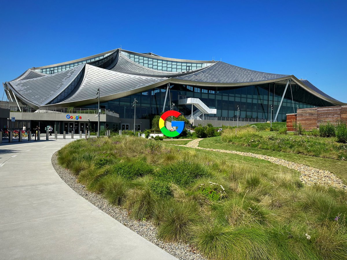 destroyercb1's tweet photo. @laurathesimp google offices are pretty cool 👀 https://t.co/VAcKjoPjEN