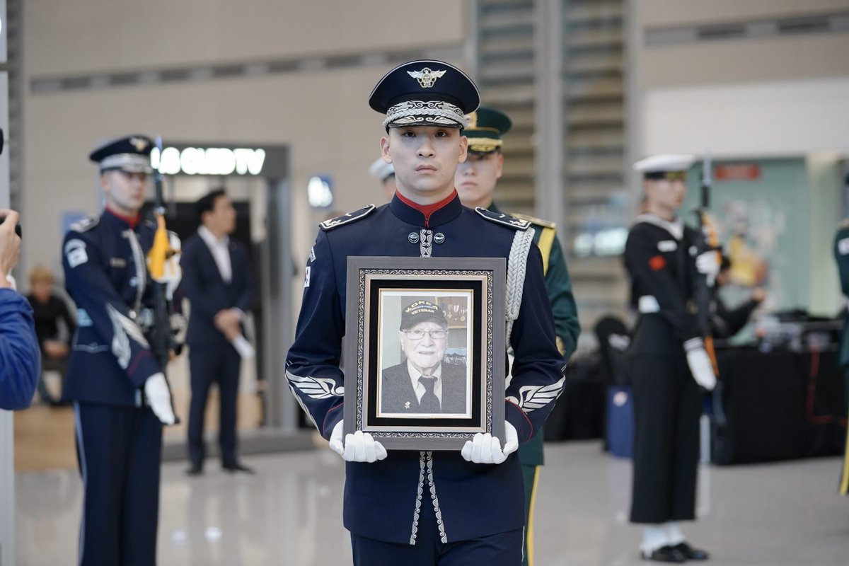 BelgiumDefence's tweet photo. Eerste inhumatie van een Belgische 🇧🇪 veteraan in Zuid-Korea 🇰🇷 https://t.co/IDrj2XEWxy https://t.co/YLxvBwRSlT
