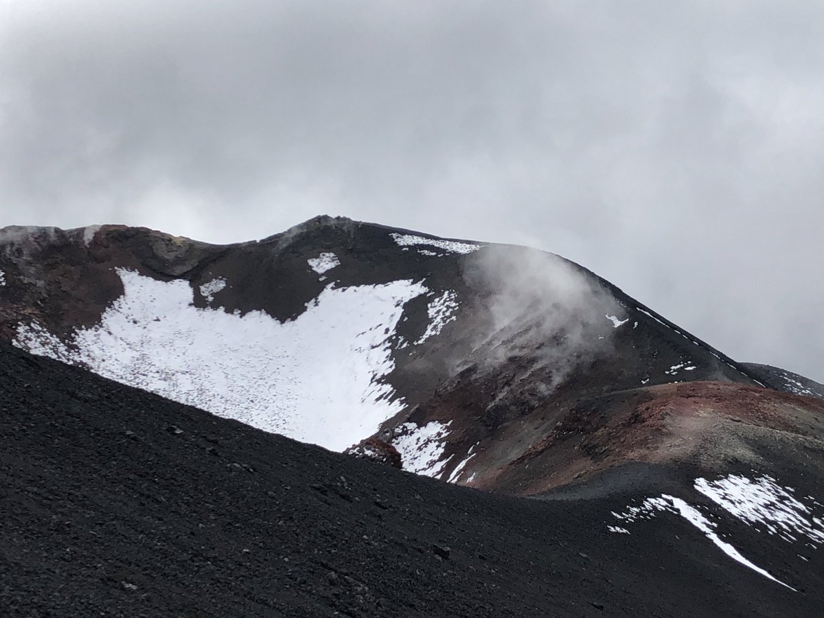 jrambaud's tweet photo. Hace 5 años hoy. Caminando entre #nieve #fumarolas y #cenizas con #tormenta nocturna incluida #Etna #Sicilia #Volcano https://t.co/fU1MUMaoTr