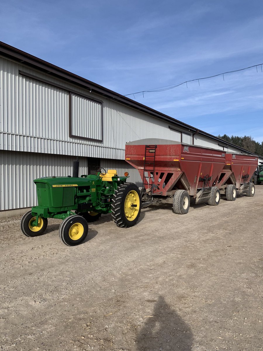 Benie19's tweet photo. Too many jobs today and not enough tractors.  We had to pull the old girl out of retirement. @HuronTractorLtd #beautyday. #harvest23 https://t.co/5tBUSxz2Uh