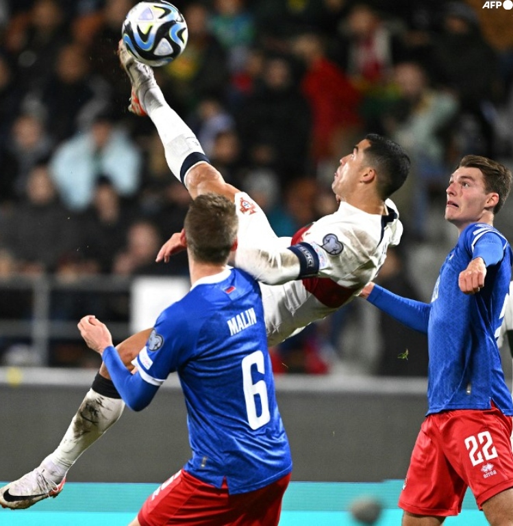 InvictosSomos's tweet photo. Cristiano Ronaldo tiene casi 39 años de edad y sigue volando. LA FOTO.