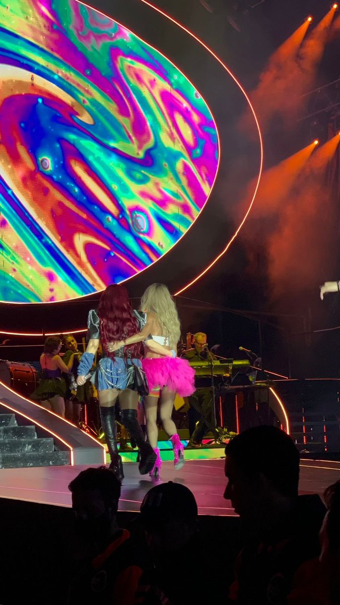 Un abrazo <a href="/DulceMaria/">Dulce Maria</a> <a href="/Anahi/">Anahi</a>