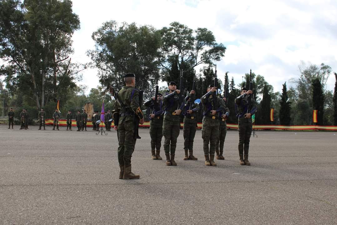 FUTER_ET's tweet photo. La #BrigadaGuzmanelBueno X realiza el concurso de escuadras de gastadores 🪓⛏️🪚 correspondiente a los actos del Día de la #BRIX con la victoria del Batallón Lepanto 🏆 #RI2. El orden cerrado, fomenta la disciplina, la cohesión y el espíritu de equipo 💪🏻 #SedFuertesenlaGuerra https://t.co/SK7z508knd