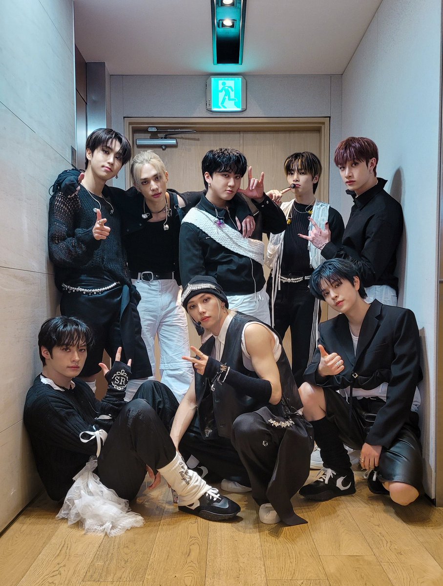 skz_MasterChef's tweet photo. ストレイキッズさん、全体8人なんだから2列になる時4：4になればいいのに、どうしても5：3にしちゃうの好きだよ😊💞 https://t.co/vfQMXM0FVA