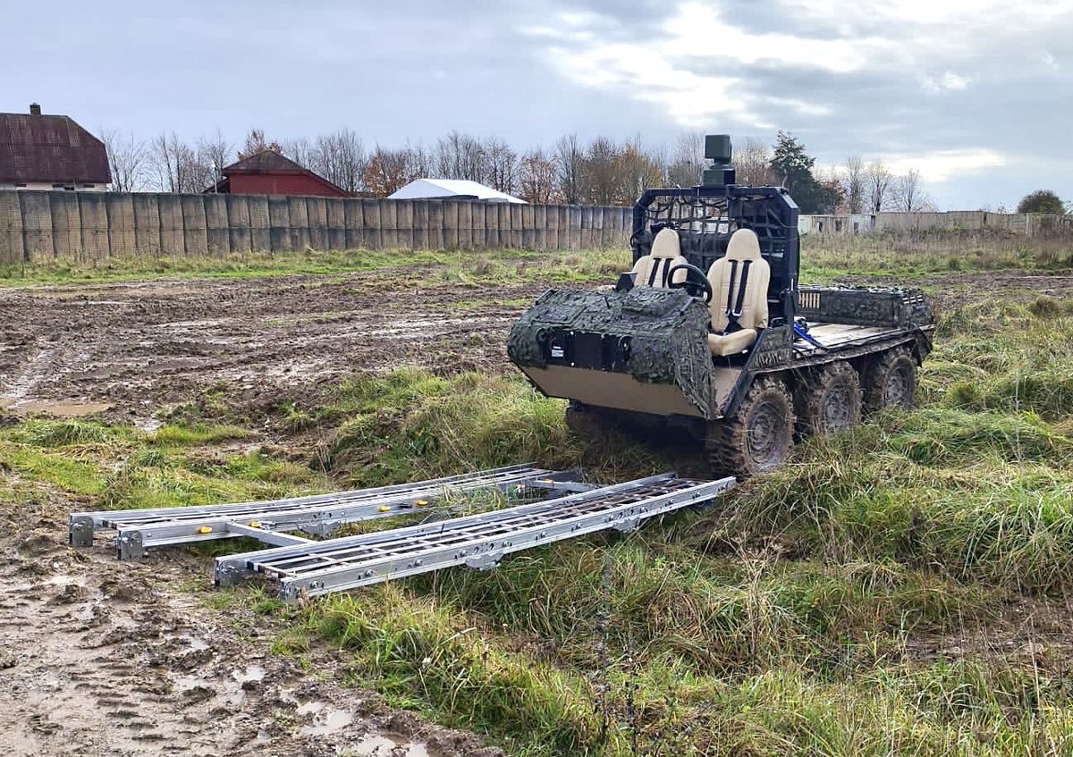 EasiBridge's tweet image. Can your ladders do this?
Great days testing with
@BritishArmy #ArmyWarfightingExperiment (AWE).
2.4Te UGV
6No. 1.2m sectional ladders
25% overstress….Repeated 8 times
#MilitaryTechnology #DefenceProcurement #Innovation #AWE #OnTheSoldier #BluntAndDislocate #TrialAndDevelopment