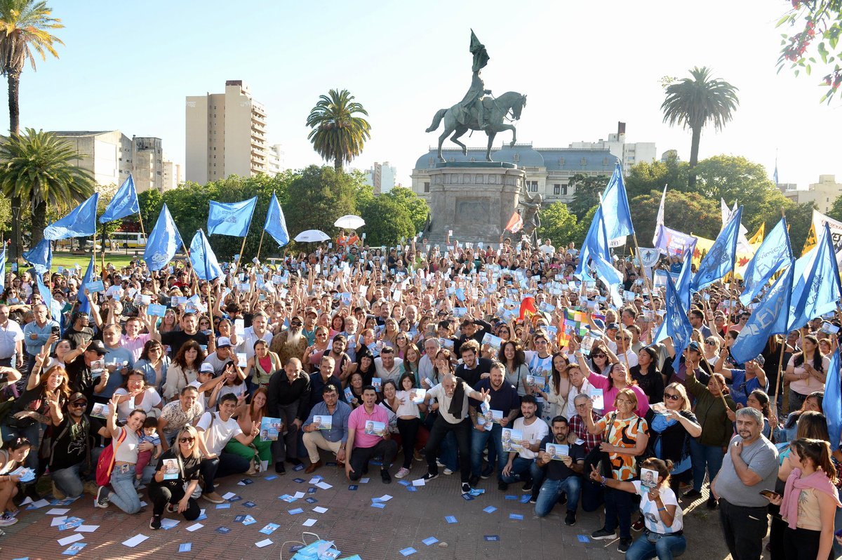 ☀️ Para que #LaPlata sea una #GranCiudad con #DerechoAlFuturo, este domingo buscá la bandera la Patria en el cuarto oscuro.

🇦🇷 La Argentina que se viene es con más producción, más inclusión, más trabajo y más derechos.

#MassaPresidente