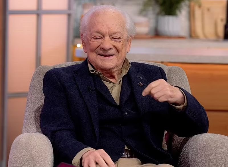 Great to see Sir David Jason in good spirits on Lorraine! He is not slowing down either, a few things on the horizon including new TV show —-> ukobserver.news/david-jason-up…