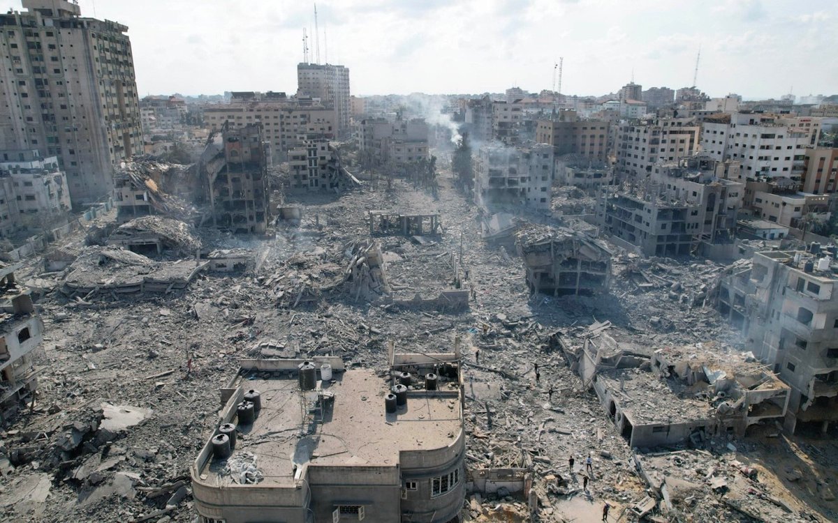 temoris's tweet photo. En participaciones ayer y hoy, que he hecho desde Hebrón (Cisjordania), comenté algo que ha escapado de la atención internacional: entre las ciudades bajo la Autoridad Palestina, la mayor acaba de ser borrada del mapa.

En el lugar de Ciudad de Gaza, la que le dio nombre a la franja, solo queda una cicatriz gigante.

Y la segunda urbe, Hebrón, de menos de la mitad de tamaño, ha sido, de esta forma terrible y súbita, ascendida al primer sitio.

La mayor parte de los 700 mil habitantes fue forzada a escapar. Los que quedan -personas incapaces de moverse- sobreviven entre inmensas pilas de escombros, sin agua, alimentos ni electricidad, impotentes ante el avance de la invasión y en espera del último minuto de sus vidas.

El gobierno israelí no quiere permitir que regrese nadie. Aunque lo hiciera, pasarían décadas antes de que Gaza recuperara su vida cotidiana.

Les hicieron lo mismo a las ciudades en 5º (Jabaliya) y 9º (Beit Lahia) lugares, y están en camino de hacerlo con la 4ª (Khan Yunis) y la 6ª (Rafah).

¿Ustedes recuerdan que haya ocurrido una destrucción de estas dimensiones a lo largo de sus vidas?

Tendrían que haber nacido durante o antes de la segunda guerra mundial.

Marquen estas fechas porque son un hito en la historia.

Y más porque las grandes potencias, que sí deben haberlo notado, han querido disfrazar este castigo ya no colectivo, sino súper-masivo, de legítima defensa.

Con todos sus discursos sobre derechos humanos y legalidad internacional.

Foto: https://t.co/HuHLVLNI06

(Chequen este breve video de antes y después en Gaza https://t.co/cKzEWOXUE1.)