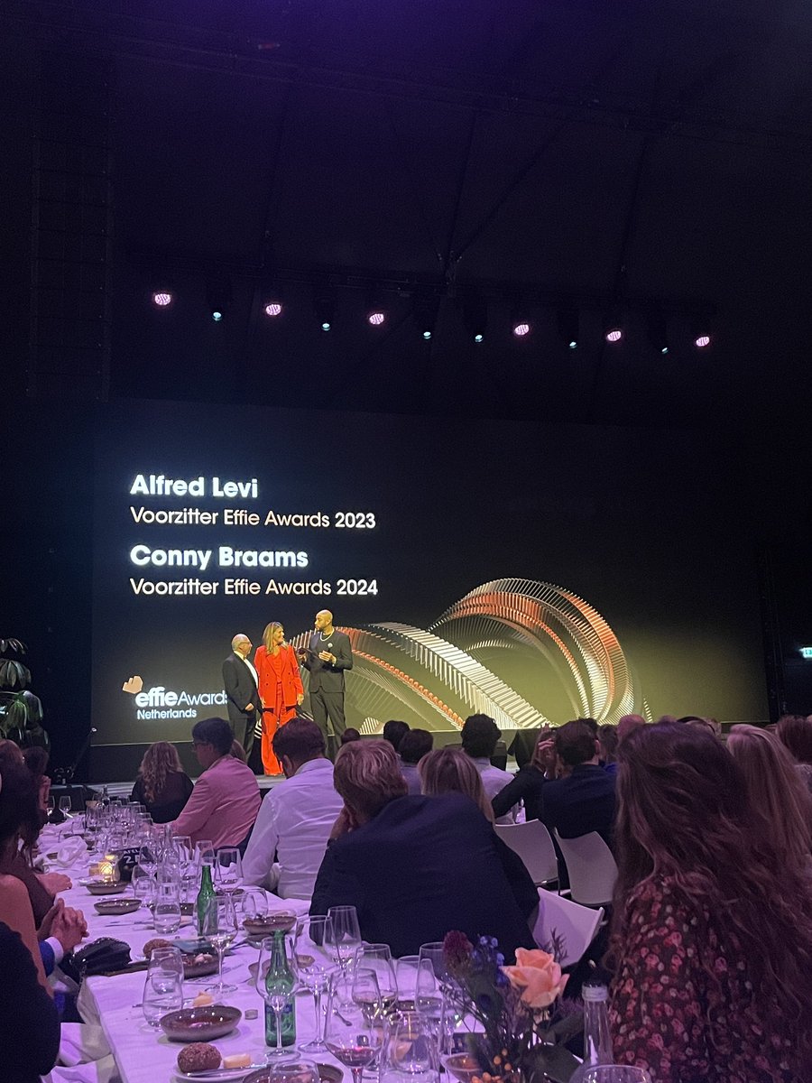 Dank en lof voor Alfred Levi die na 5 jaar afscheid neemt als voorzitter van de Effie Awards! Met heel veel liefde neemt Conny Braams het stokje over. 💛#effies