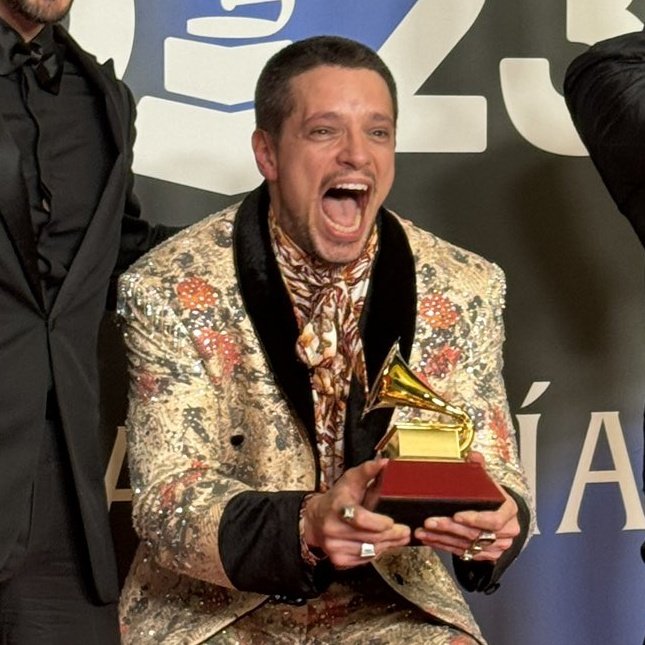 desenanyerlica's tweet photo. #NuevaFotoDePerfil LASSO TIENE UN MERECIDO GRAMMYYYYY LLOREMOS DE FELICIDAD #LassoLatinGrammys https://t.co/uV6kKyy30W