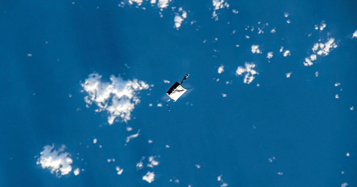 KSL5TV's tweet photo. During a recent spacewalk, astronauts accidentally dropped a tool bag, which can be seen with a pair of binoculars as it orbits Earth once every 92 minutes.

Read more: https://t.co/4UOtlFYGqI https://t.co/uKGhEUfWxj