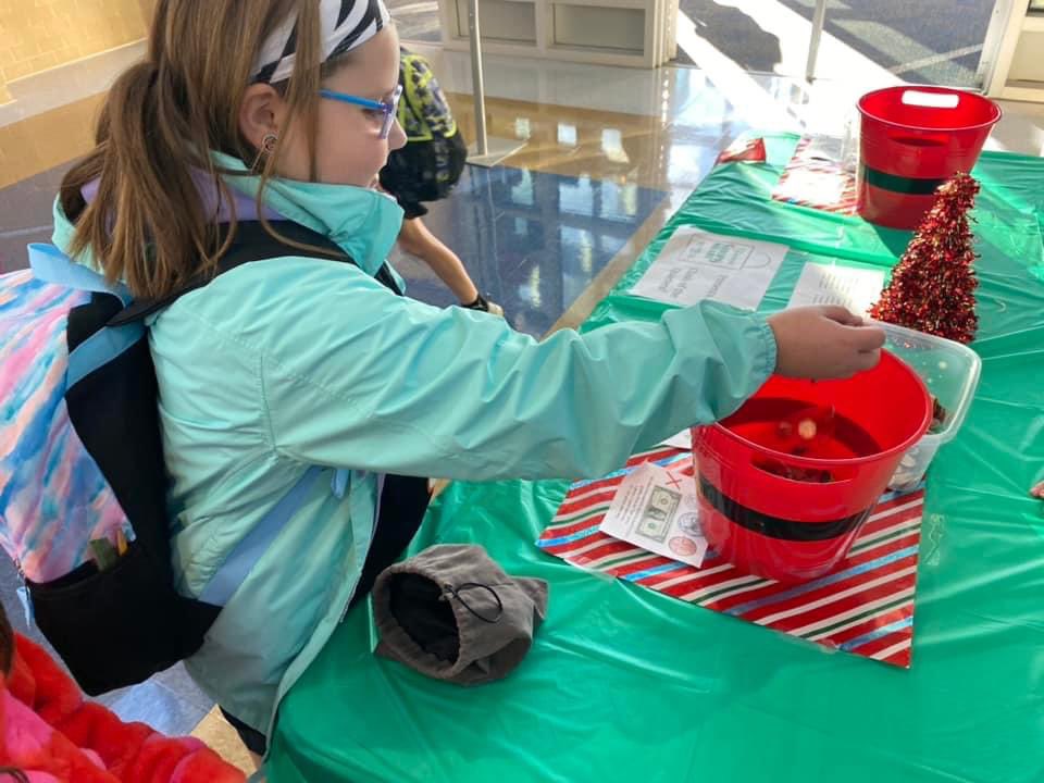 Another great day collecting coins for our community! Students are earning their coins by raking leaves, cleaning the basement, clearing the dinner table, etc. 

Join us in supporting our community 365 days a year!
More at: bit.ly/9united-shop-s…