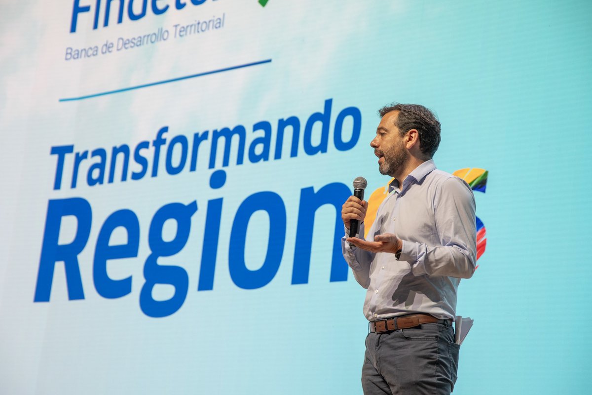 Findeter's tweet photo. #AEstaHora | @CarlosFGalan, alcalde electo de Bogotá, interviene en #TransformandoRegionES. Se refiere al desarrollo económico local, desde un enfoque sostenible para las regiones. https://t.co/EQTHxdxVrs