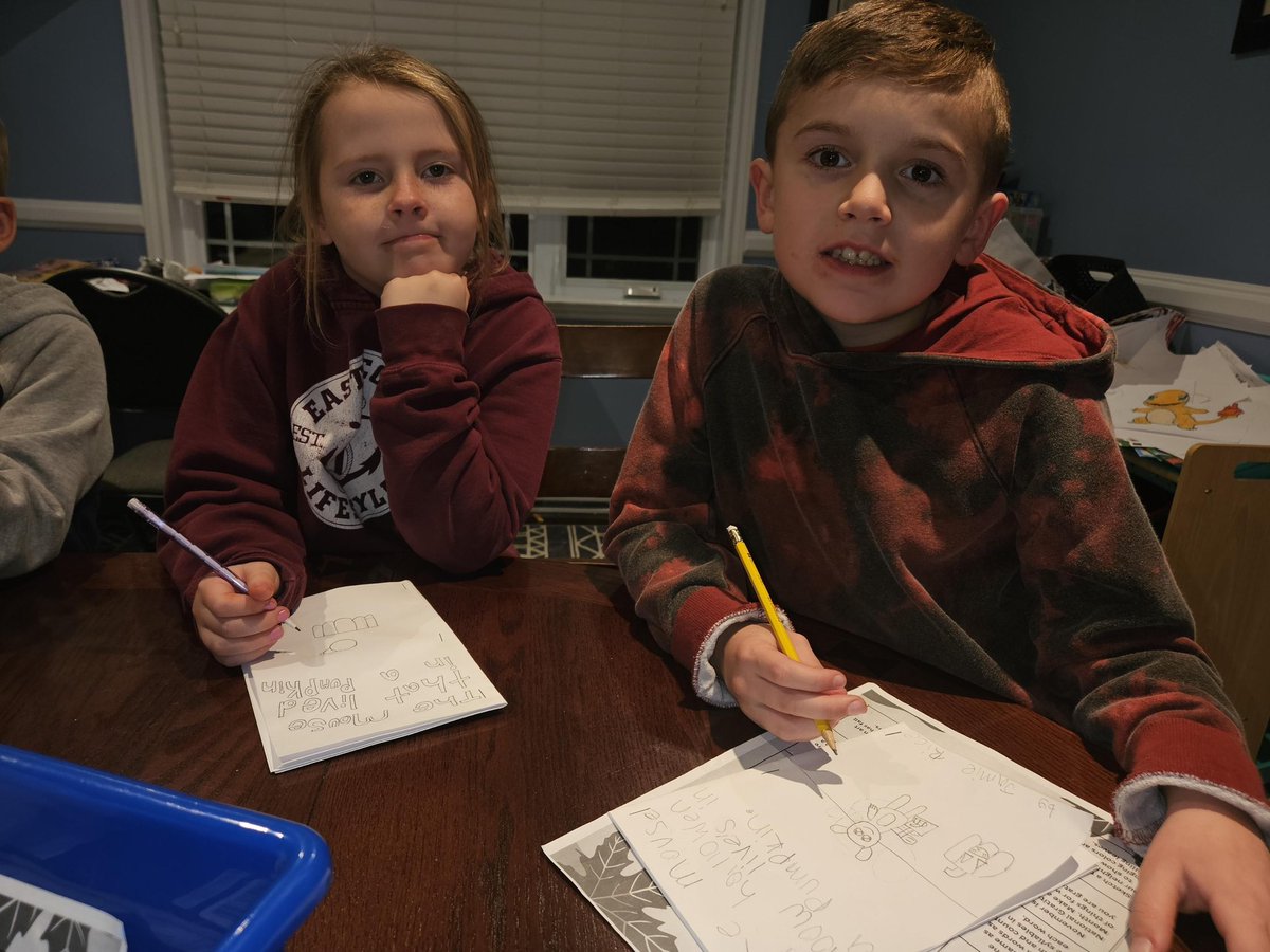 These 2 friends got caught “read handed!” Way to go K and J! Keep up the literary challenge! #AdmiralsReads
<a href="/AdmiralsAcad_NL/">Admiral’s Academy Navigators 🏳️‍🌈</a>