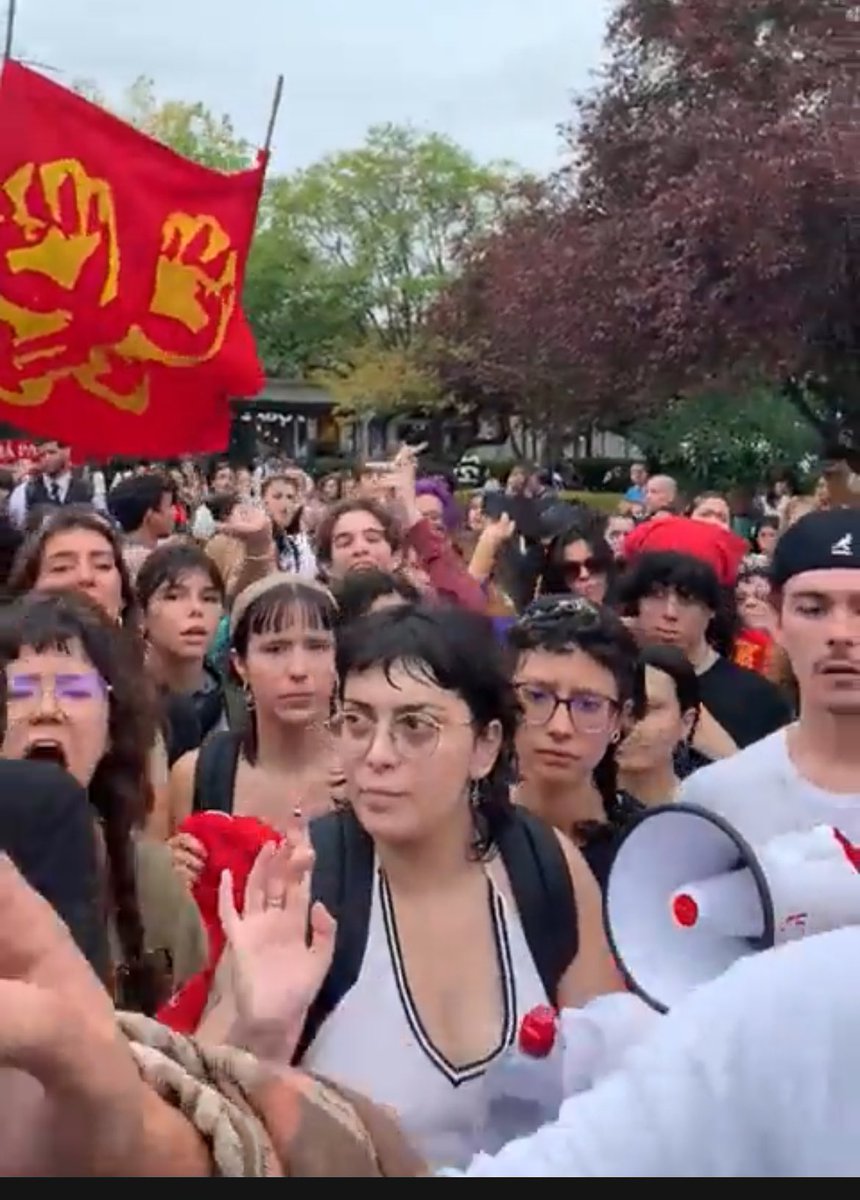 Características dos jovens comunistas:
-Sempre suados
-Má aparência
-Cheiram mal
-Pintam o cabelo ou têm mau penteado
-Revoltados com a vida
-Drogam-se por estarem deprimidos
-Invejosos do sucesso dos outros
-Incapazes de ouvir outras opiniões sem gritar
-Daddy issues
-Baixo QI