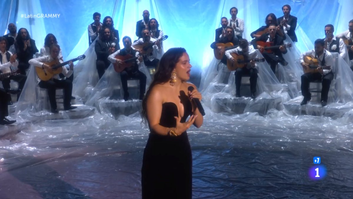 Rosalía abre los #LatinGRAMMY versionando a Rocío Jurado con 'Se nos rompió el amor'.