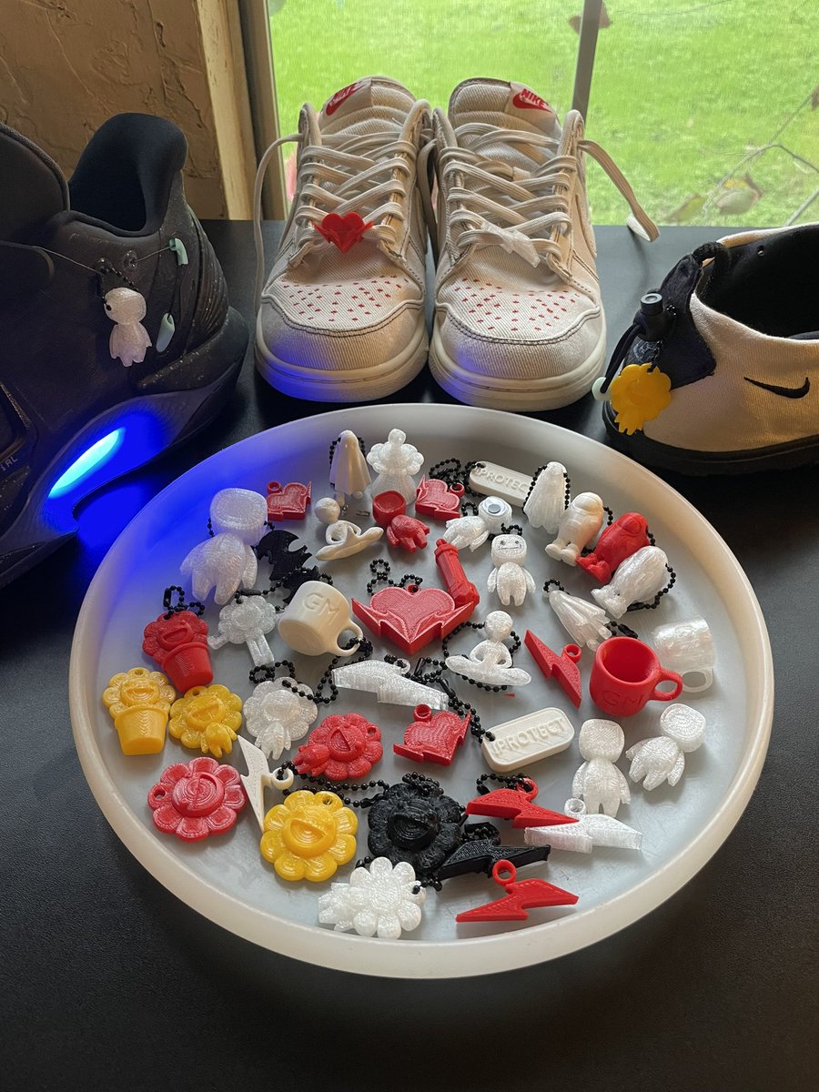 ItsPlaneterry's tweet photo. Ive got a few ideas cooking for the #MKPillCreatorChallenge so hope we can have multiple entries. 
Entry #1 is some recent wip 3d printed shoe charms/to shine more light on that we can make our own video game weapon charms for our kicks to further personalize our fits https://t.co/AzhEU2k8Tp