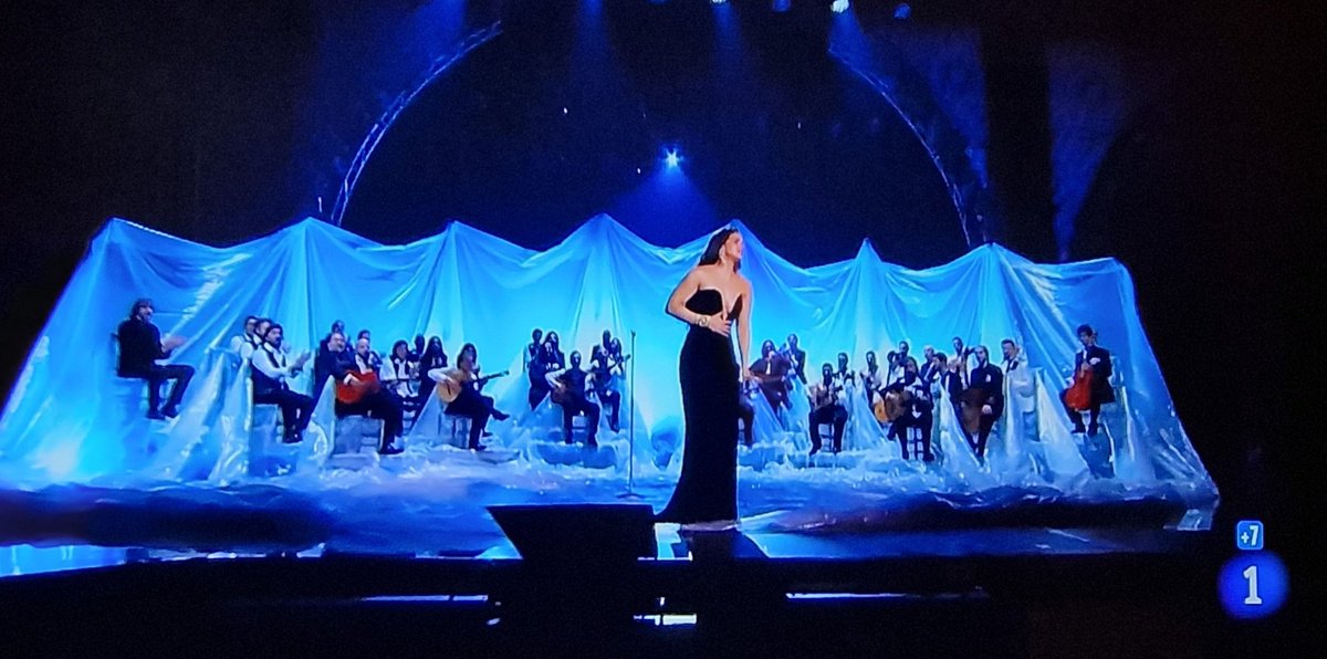 JennDramatica's tweet photo. A Dexter le gusta esta puesta en escena #latinGRAMMY https://t.co/Hk0gsNKoiR