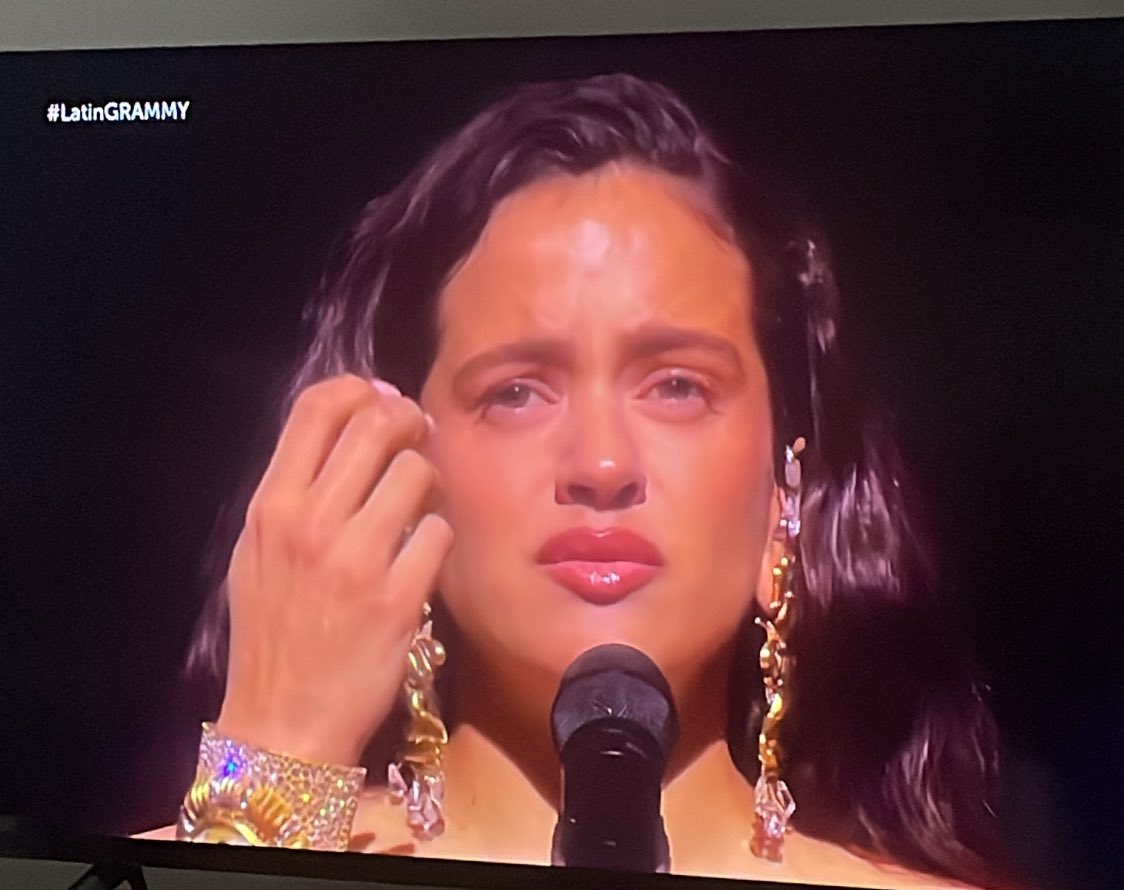nick_vvg's tweet photo. Que suerte tiene este país de tener a Rosalía #LatinGRAMMY https://t.co/ynPjXalblH