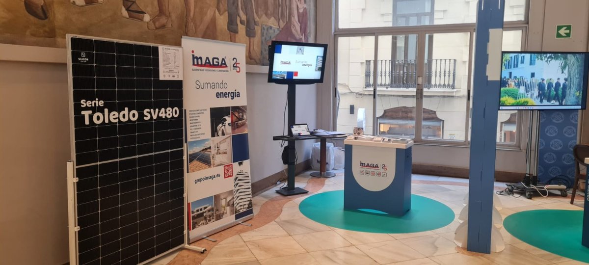 SiliconValen's tweet photo. 🏢 Esta semana en el Showroom del @AteneoValencia junto a #IMAGA, socios de su Círculo de Empresas y nuestros colaboradores. @Jimena___Garcia, responsable comercial de #SiliconValen, presentó el #PanelSolar Toledo SV480 ☀️. ¡Gracias por la oportunidad!
#Renovables #Fotovoltaica https://t.co/oQLutQAXkU