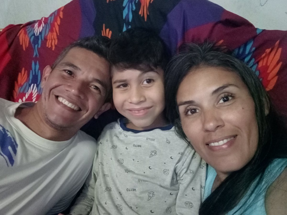 JeKLucy's tweet photo. En familia esperando el juego!!! 
Vamos nuestra Vinotinto #ManoTengoFe #TelevenEsVinotinto https://t.co/61HkH4weDd