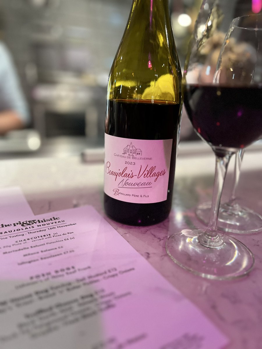 JoanneDietitian's tweet photo. Great beaujolais noveau evening at the @ThePigBeverley. Such a tasty #poshdog!! @jonathanleafe https://t.co/8gisej2n5H