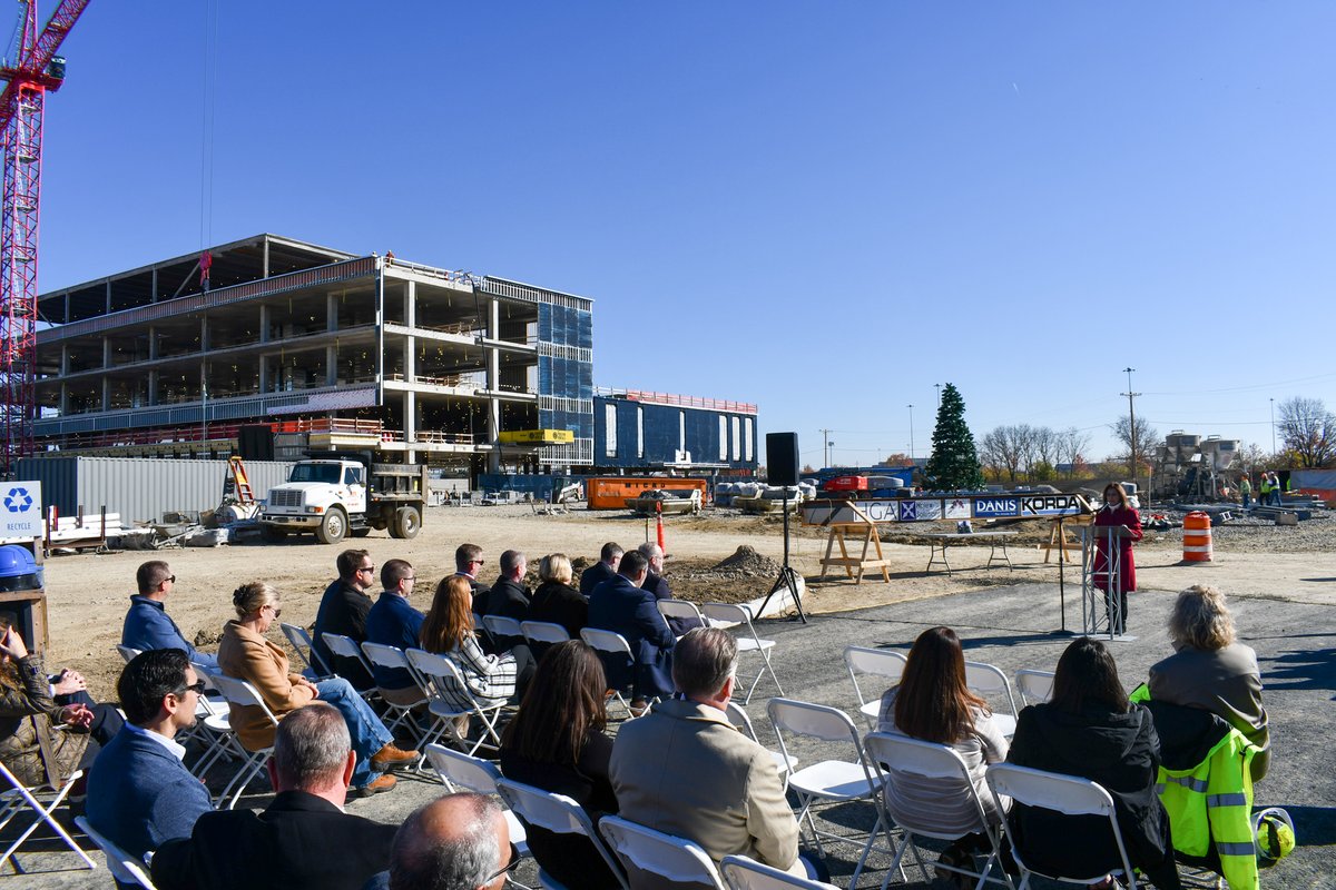 DanisBuilds's tweet photo. Congratulations to the @MtCarmelHealth - Dublin team for placing the final beam just eight months after groundbreaking!
#DanisBuilds #PlanInnovateBuild #HealthcareConstruction #ToppingOut https://t.co/SEXWweIsVY
