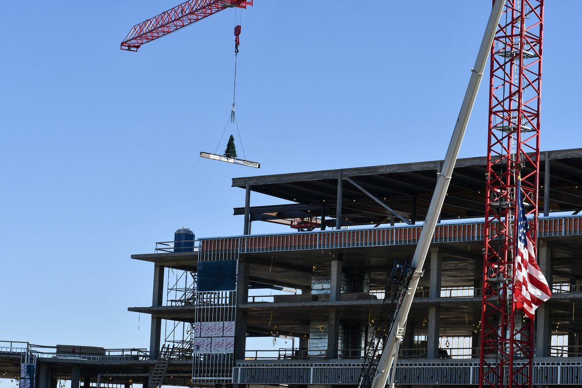 DanisBuilds's tweet photo. Congratulations to the @MtCarmelHealth - Dublin team for placing the final beam just eight months after groundbreaking!
#DanisBuilds #PlanInnovateBuild #HealthcareConstruction #ToppingOut https://t.co/SEXWweIsVY