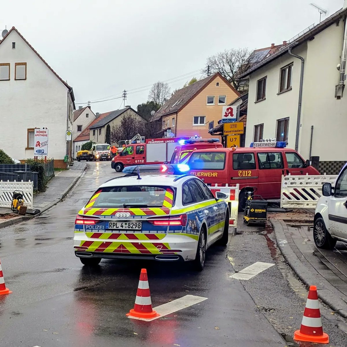 FF_Queidersbach's tweet photo. Einsatz 88/2023
13.11./13:03 - Gausausströmung

Am Montag Mittag wurden wir an die Einmündung der Barbarossa- in die Hauptstraße alarmiert. Dort wurde bei Bauarbeiten durch eine sogenannte Erdrakete eine Gasleitung beschädigt, wodurch es zu einem Gasaustritt kam. https://t.co/6PNWZATNAk
