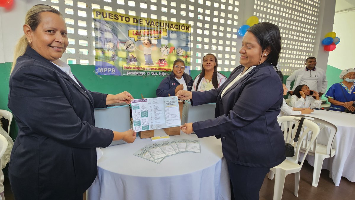 MagaGutierrezV's tweet photo. #16nov Un merecido reconocimiento público a todo nuestro personal de salud: médicos, médicas, enfermeros, enfermeras y comités de Salud en las comunidades por este importante éxito en beneficio de nuestros niños y niñas. Venezuela va pa’ lante! #JuntosPorCadaLatido #Venceremos https://t.co/S90XSk9BE6