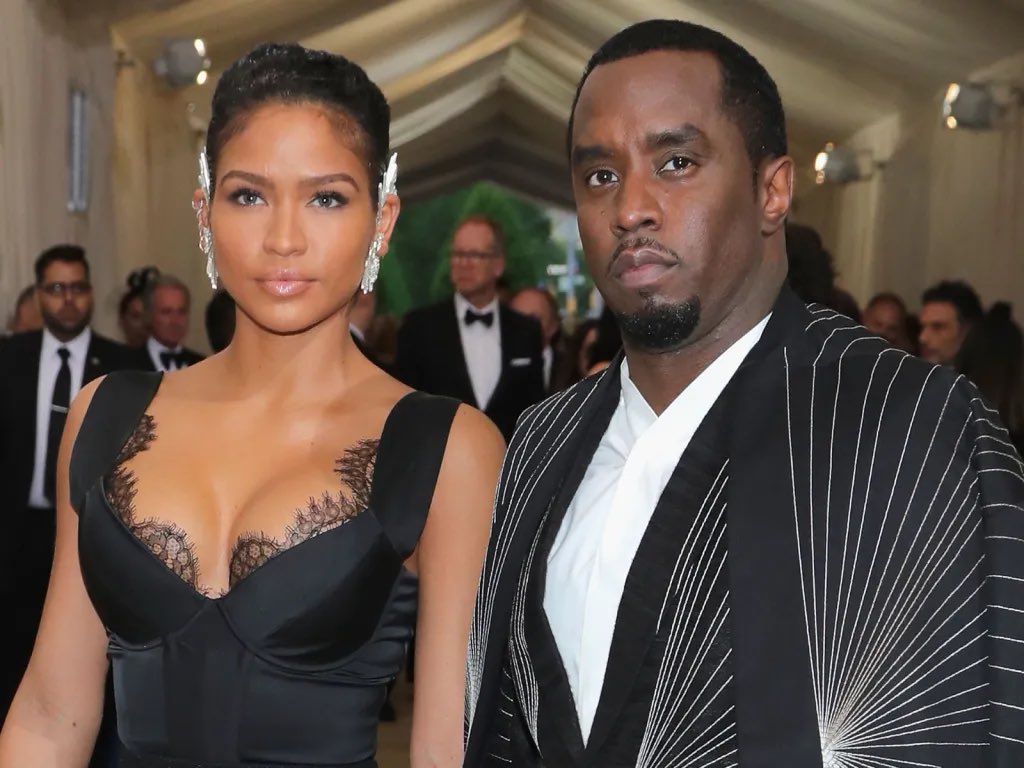 elmusicfeelings's tweet photo. ❌ SCANDALE : CASSIE porte plainte à Diddy.  Elle l’accuse de l'avoir forcée à prendre de la drogue, à avoir des relations sexuelles avec des prostitués pendant qu'il filmait et à l'avoir maltraitée à plusieurs reprises pendant des années. Elle raconte qu’il la battait et l’a meme v*ole en 2018!

La plainte détaille de multiples horreurs.